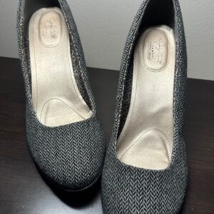Woven fabric Jaclyn Smith herringbone pumps